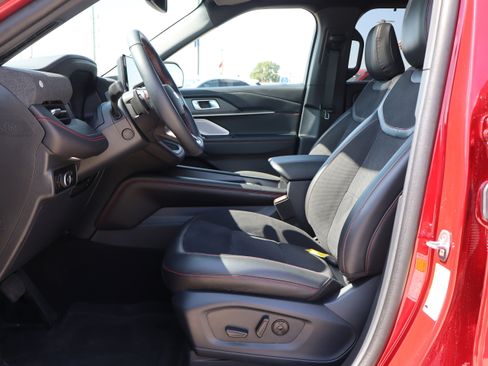 Used 2025 Ford Explorer ST image 10