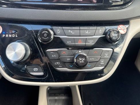 Used 2024 Chrysler Pacifica Touring-L FWD image 19