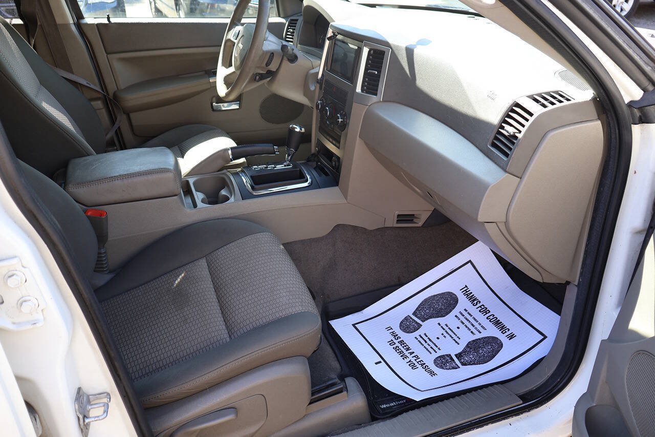Used 2010 Jeep Grand Cherokee Laredo AWD/4WD image 18