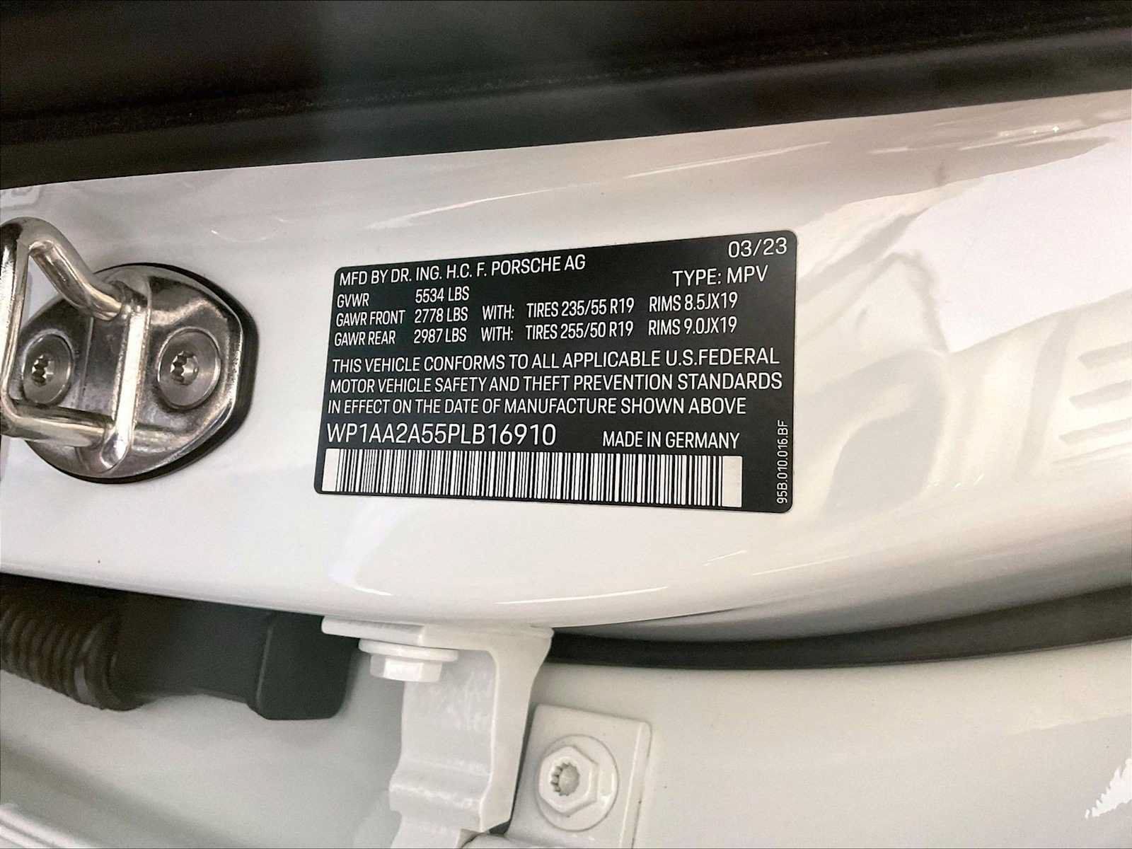 Certified 2023 Porsche Macan AWD/4WD image 36