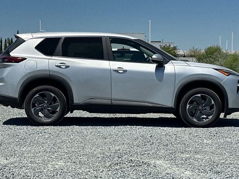 Used 2024 Nissan Rogue SV FWD image 9