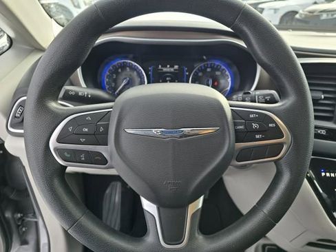 Used 2017 Chrysler Pacifica Touring image 21