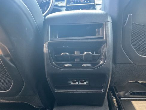 Used 2023 Jeep Grand Cherokee Laredo AWD/4WD image 10