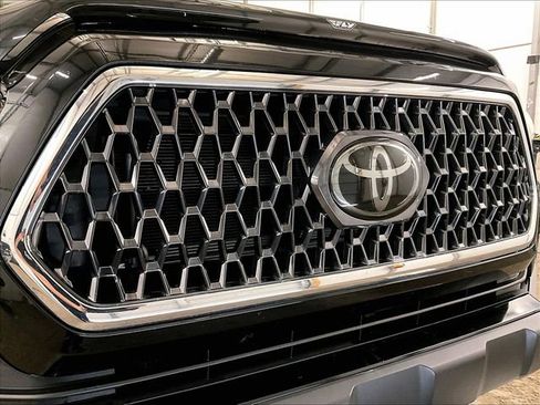 Used 2019 Toyota Tacoma SR5 AWD/4WD image 30