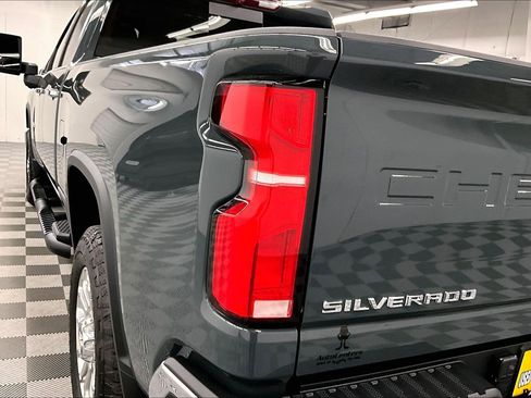 Used 2025 Chevrolet Silverado 2500 LTZ w/ LTZ Convenience Package AWD/4WD image 37