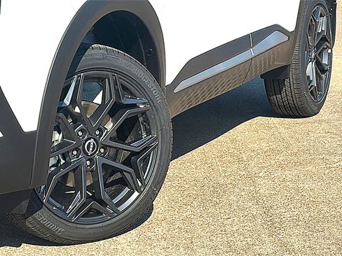 New 2026 Nissan Kicks SR image 3