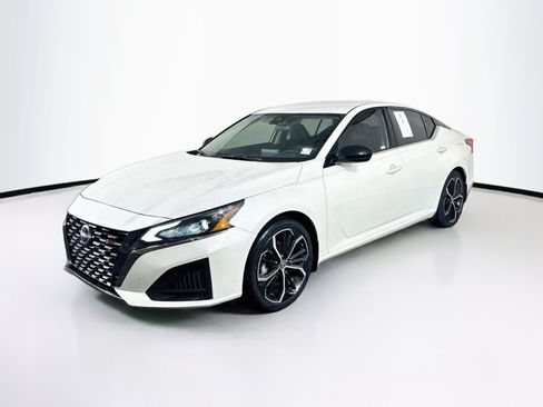 Used 2024 Nissan Altima 2.5 SR FWD image 3