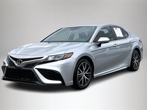 Used 2021 Toyota Camry SE image 2
