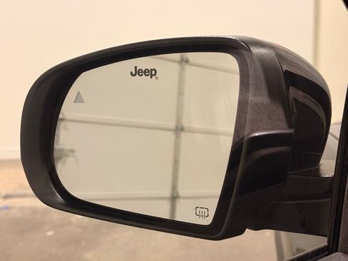 Used 2025 Jeep Compass Latitude AWD/4WD image 12