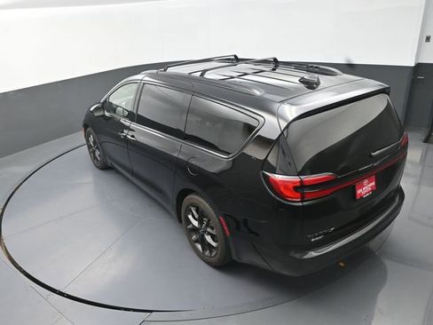 Used 2025 Chrysler Pacifica Limited FWD image 4