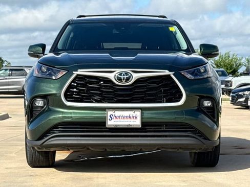 Used 2023 Toyota Highlander LE FWD image 2