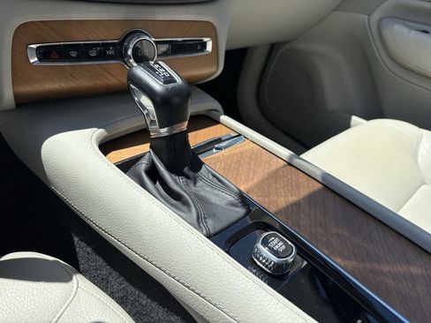 Used 2022 Volvo XC90 T6 Momentum w/ Advanced Package image 21