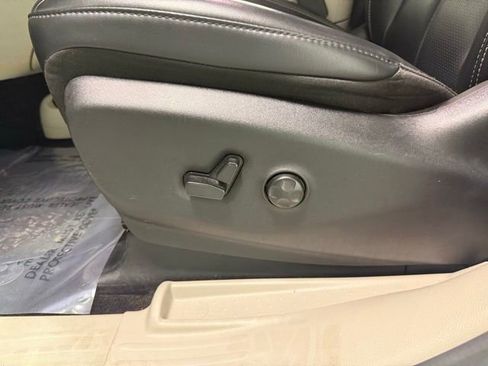 Used 2023 Chrysler Pacifica Touring-L FWD image 14