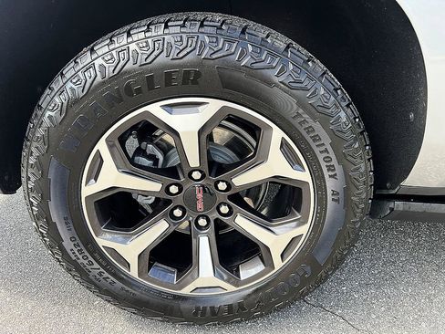 Used 2025 GMC Yukon XL AT4 Ultimate AWD/4WD image 12