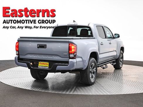 Used 2018 Toyota Tacoma TRD Sport AWD/4WD image 5
