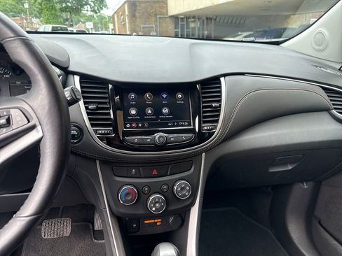 Used 2022 Chevrolet Trax LT w/ LT Convenience Package AWD/4WD image 25