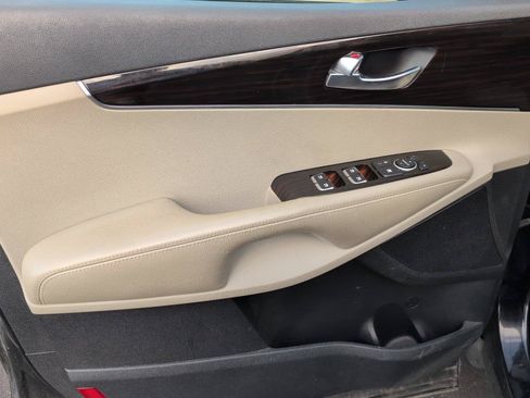 Used 2019 Kia Sorento FWD image 14