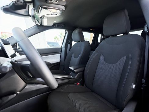 Used 2023 Jeep Compass Sport image 29