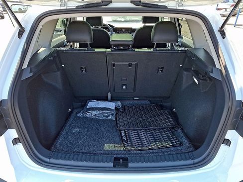 Certified 2025 Volkswagen Taos SE w/ Panoramic Sunroof Package FWD image 27