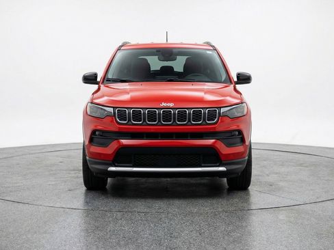 Used 2025 Jeep Compass Latitude AWD/4WD image 2