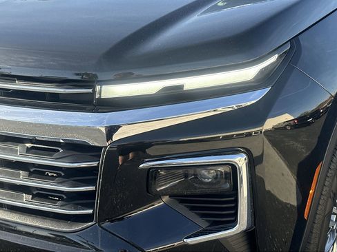 Used 2025 Chevrolet Traverse LT image 11