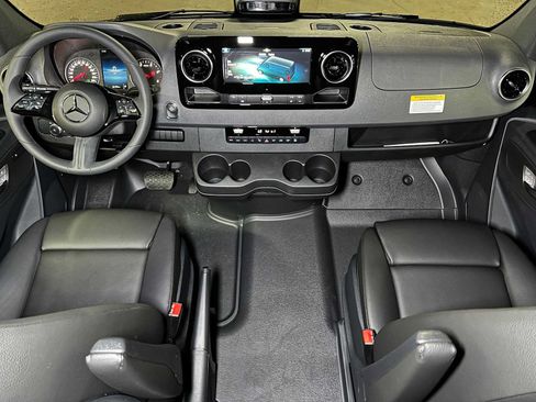 Used 2025 Mercedes-Benz Sprinter 2500 image 41