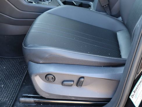 Used 2023 Volkswagen Tiguan SE w/ Panoramic Sunroof Package FWD image 15