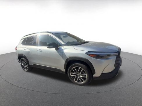 Used 2026 Toyota Corolla Cross XLE FWD image 2