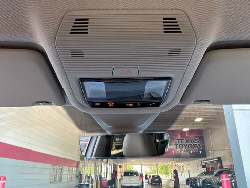 Used 2026 Volkswagen Atlas SE FWD image 18