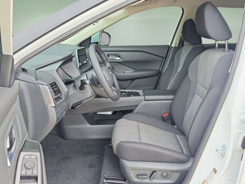 Certified 2026 Nissan Rogue SV FWD image 38