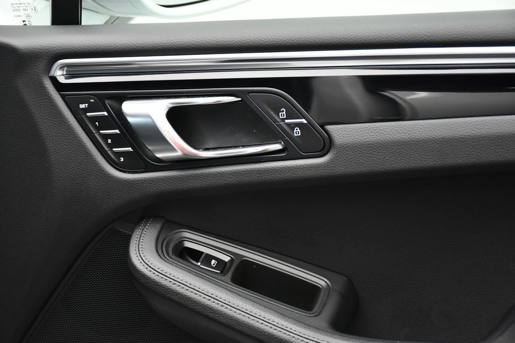 Certified 2023 Porsche Macan AWD/4WD image 40