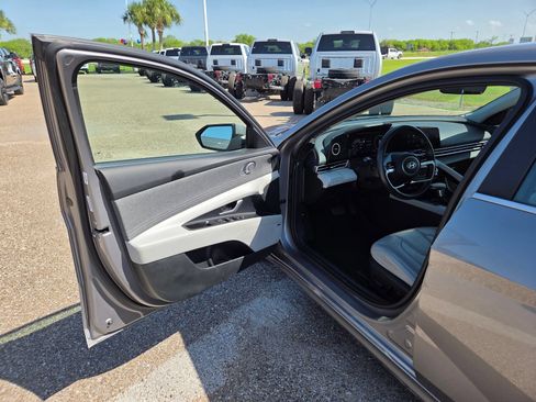 Used 2024 Hyundai Elantra Limited FWD image 11
