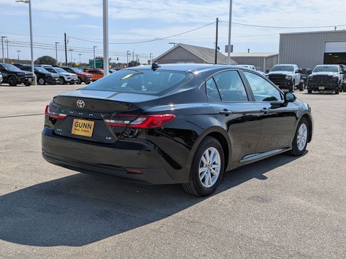 Used 2025 Toyota Camry LE image 3