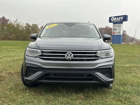 Used 2022 Volkswagen Tiguan SE w/ Panoramic Sunroof Package image 3