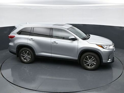 Used 2019 Toyota Highlander XLE AWD/4WD image 29