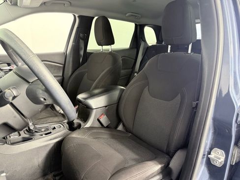 Used 2019 Jeep Cherokee Latitude w/ Popular Appearance Group image 11