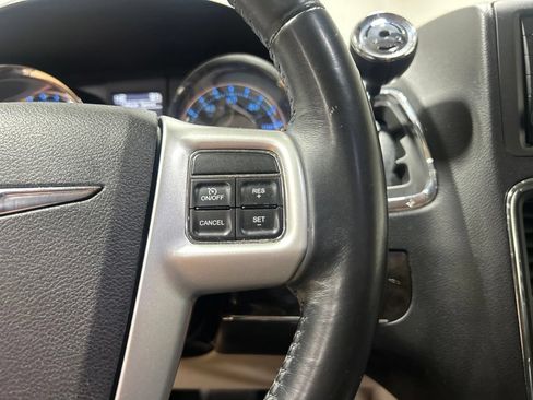 Used 2014 Chrysler Town & Country Touring FWD image 25