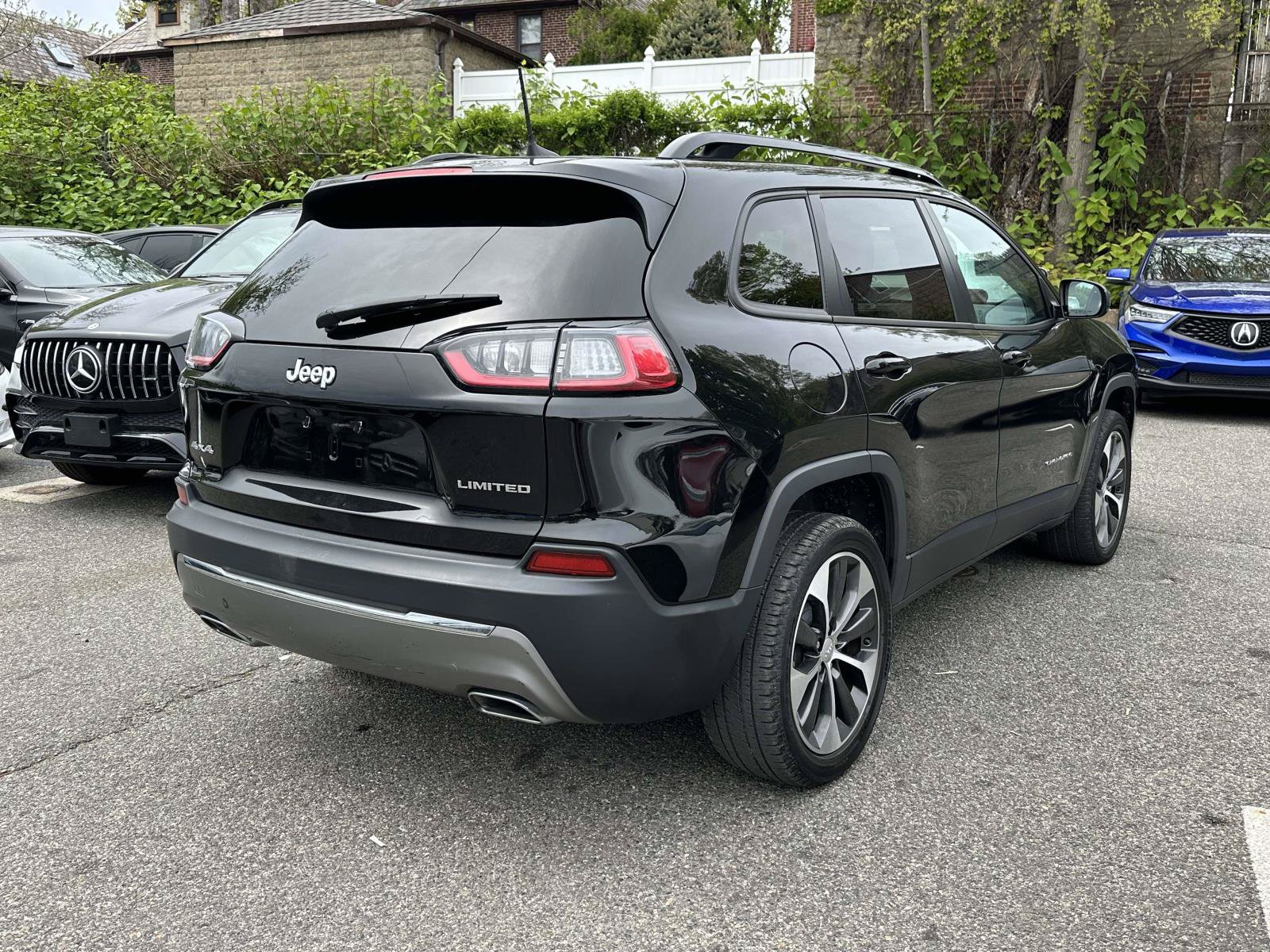 Used 2022 Jeep Cherokee Limited w/ Elite Package AWD/4WD image 3