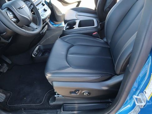 New 2026 Chrysler Pacifica Select w/ S Appearance Package FWD image 11