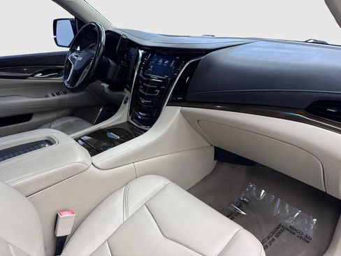 Used 2019 Cadillac Escalade Luxury AWD/4WD image 43