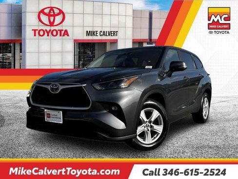 Certified 2025 Toyota Highlander LE FWD image 1
