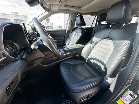 Used 2024 Toyota Highlander XLE image 13