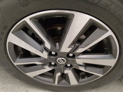 Used 2022 Nissan Versa SV FWD image 31