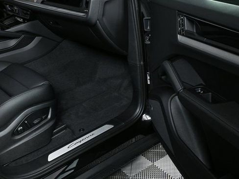 Certified 2025 Porsche Cayenne image 24