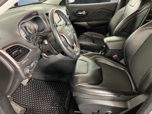 Used 2019 Jeep Cherokee Latitude Plus w/ Comfort/Convenience Group AWD/4WD image 23