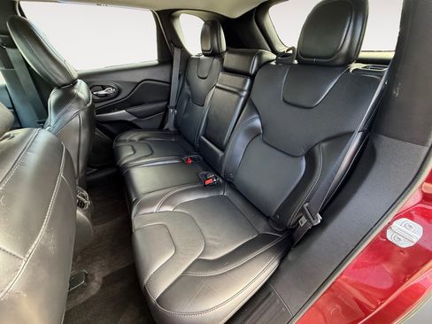 Used 2019 Jeep Cherokee Limited image 14