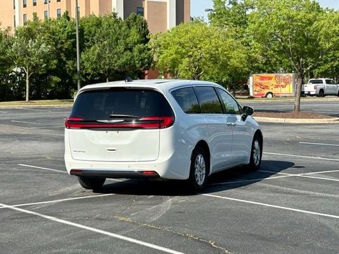 Used 2023 Chrysler Pacifica Touring-L image 7