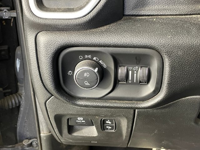 Used 2019 RAM 1500 Laramie AWD/4WD image 12
