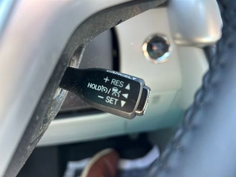 Used 2018 Toyota Highlander XLE image 28