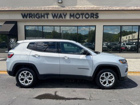 Used 2024 Jeep Compass Latitude AWD/4WD image 2